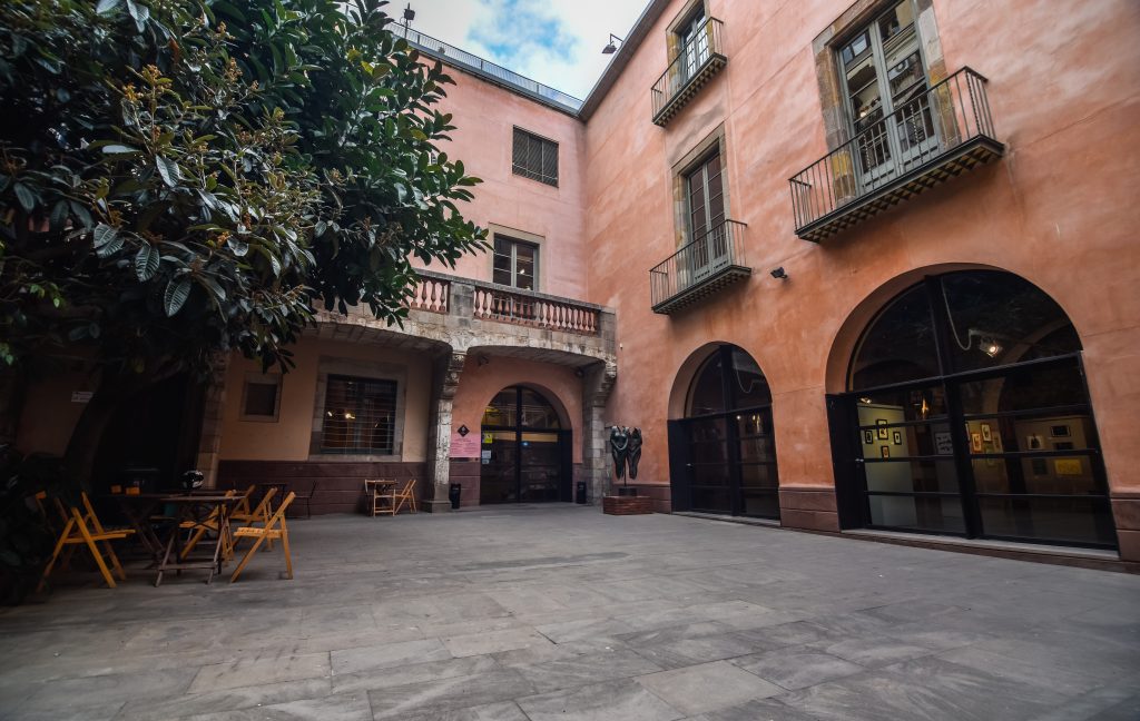 Antiguo patio gótico para alquilar en Barcelona con capacidad para 100 personas ideal para todo tipo de eventos y actos.