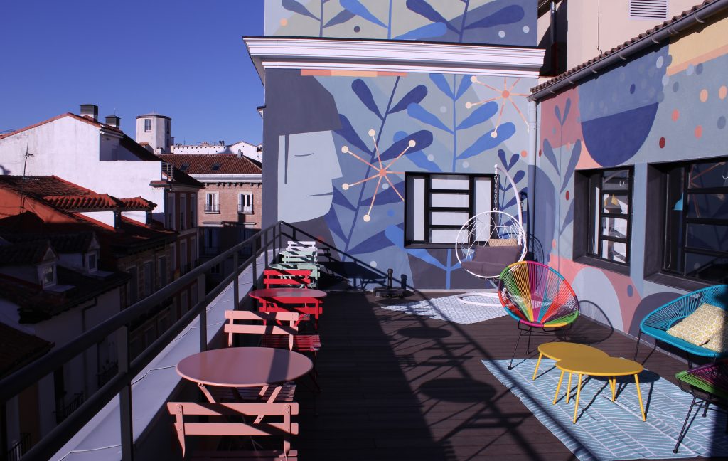 Alquiler de terraza LOOM Huertas en el centro de Madrid, ideal para organizar sesiones de trabajo con varios grupos.