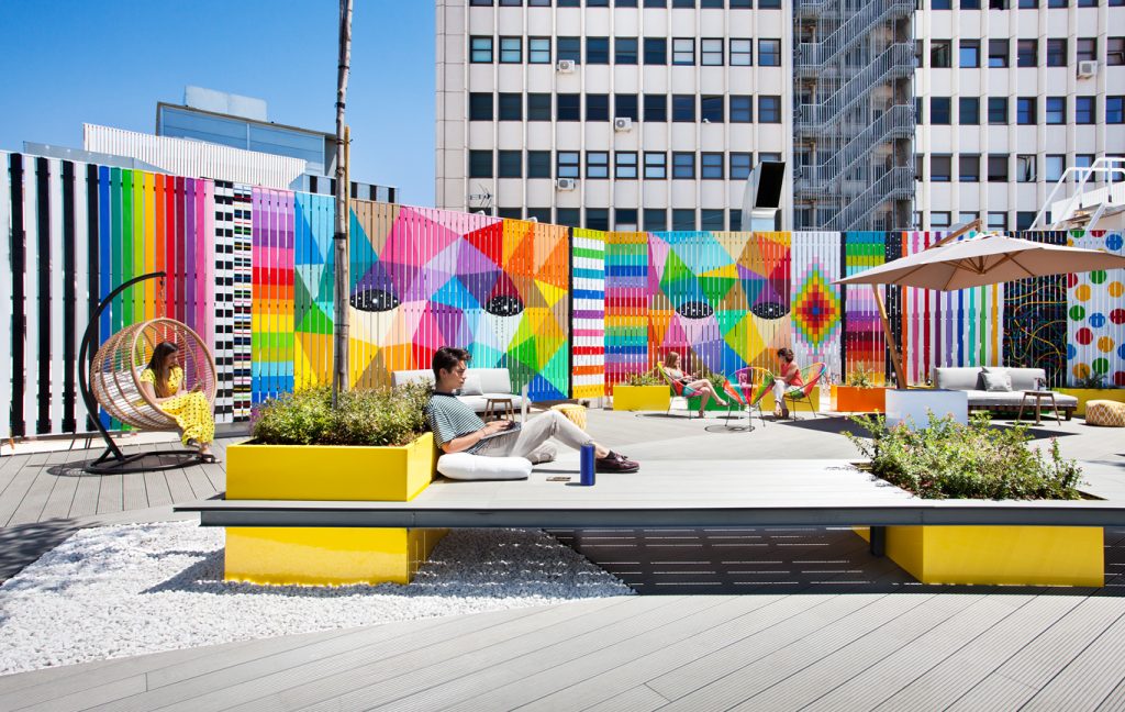 Terraza LOOM Princesa en el centro de Madrid con estilo street art para alquilar, es ideal para coworking